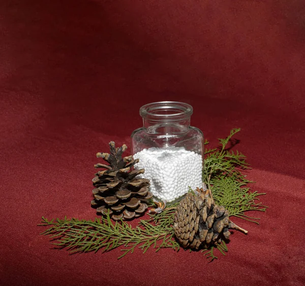 Weihnachten Arrangement Mit Tannenzapfen Mit Schnee Einer Flasche Kreativer Urlaub — Stockfoto