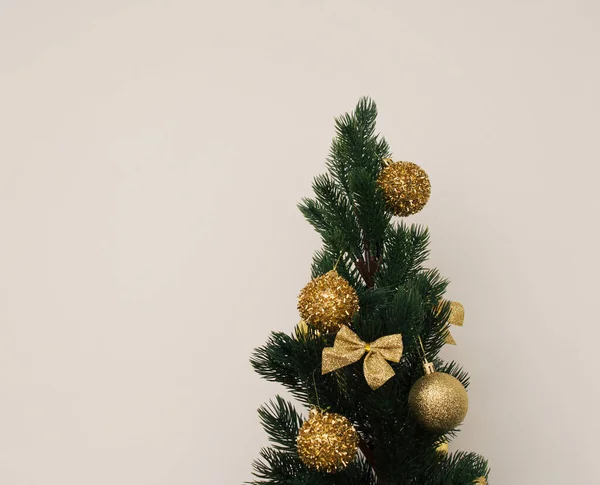 Weihnachtsbaum Mit Goldschmuck Auf Beigem Pastell Hintergrund Kreative Idee Für — Stockfoto