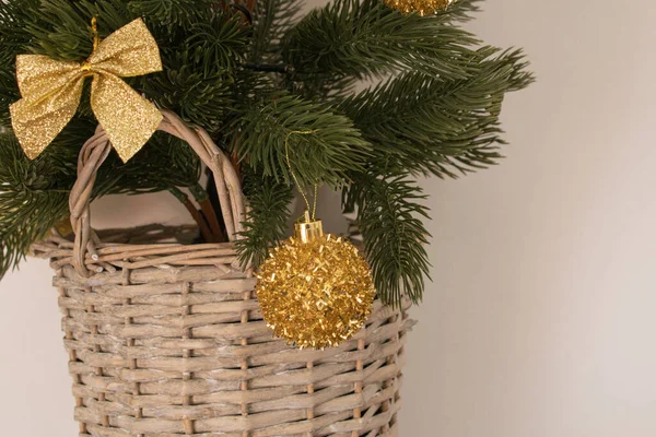 Weihnachtsbaum Mit Goldenem Dekor Auf Beigem Pastellgrund Einem Weidenkorb Kreative — Stockfoto