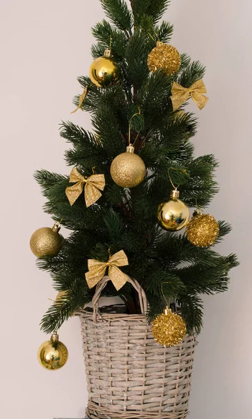 Weihnachtsbaum Mit Goldenen Ornamenten Auf Beigem Hintergrund — Stockfoto