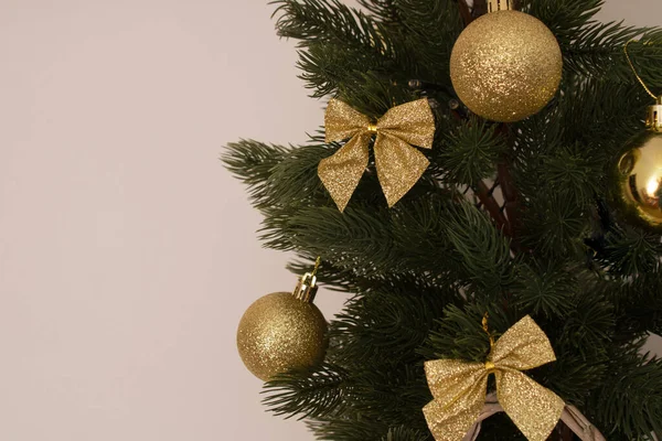 Weihnachtsbaum Mit Goldenen Ornamenten Vor Beigem Hintergrund Kreative Idee — Stockfoto