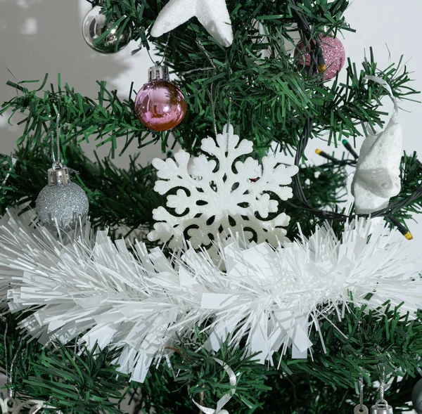 Geschmückter Weihnachtsbaum Mit Weißem Und Rosa Dekor Kreative Idee — Stockfoto