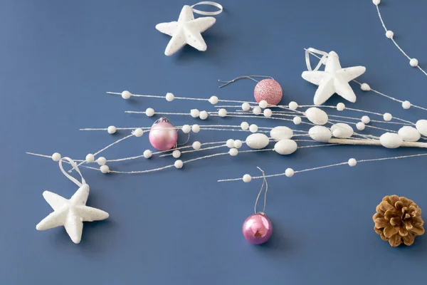 Weihnachtsdekoration Mit Weißem Stern Und Rosa Kugeln Auf Pastellblauem Hintergrund — Stockfoto