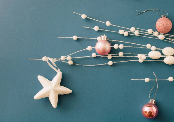 Décoration Noël Avec Étoile Blanche Boules Roses Sur Fond Bleu — Photo