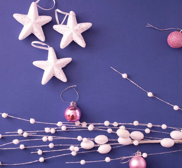 Kreatives Konzept Weißer Sterne Auf Violettem Hintergrund Mit Rosa Kugeln — Stockfoto