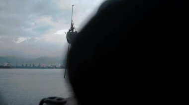 Büyük savaş gemisi sınıfı savaş gemisi rıhtımda demirli halatlarla bekliyor.