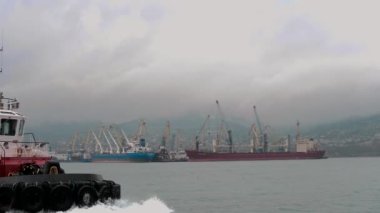 Towboat Okyanus Dalgaları Arasında Hızlıca Yüzüyor Büyük Dalgalar Oluşturdu