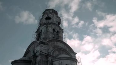 Uçan bulutların arka planında yapım aşamasındaki çok güzel bir tapınak. Zaman Uygulaması