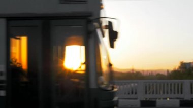 Günbatımında yolcu taşıyan toplu taşıma otobüsü