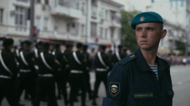 Genç asker bir askeri geçit töreninde bir müfreze askerin önünde düzenlendi.