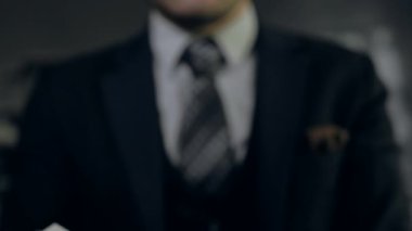 Kravatlı başarılı bir adam bilişsel kitabı kapatır.