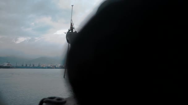大型战列舰级战舰停泊在码头的港口 码头上有绳索 — 图库视频影像