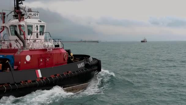 Tugboat Plachty Rychle Přes Bosporu — Stock video