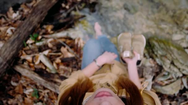 Chica Con Hermosos Labios Sienta Junto Río Montaña Bosque — Vídeo de stock