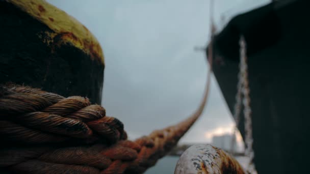 停泊在有绳索的码头上的巨轮在港口抛锚 — 图库视频影像