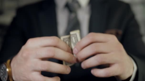 Mann Klassischen Smoking Entfaltet Demonstrativ Eine Banknote — Stockvideo