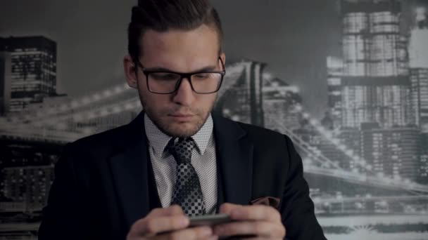 Klasik Takım Elbiseli Gözlüklü Başarılı Genç Işadamı Akıllı Telefondan Bir — Stok video