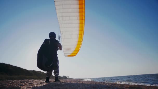 Tipo Con Parapente Una Playa Arena Moción Lenta — Vídeos de Stock