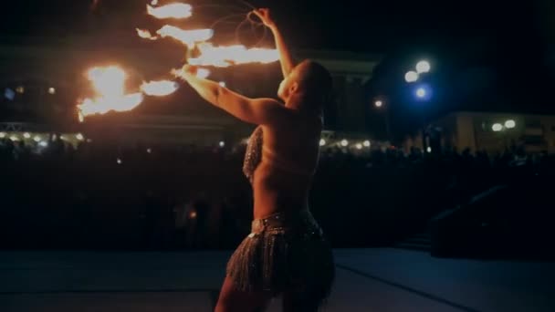 Piękna Dziewczyna Tańczy Robi Nocny Pokaz Ognia Ognia Jej Ust — Wideo stockowe