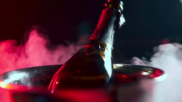 Пляшка Дорогого Шампанського Охолоджується Льодовому Відрі Розкіш Відео Про Їжу — стокове відео