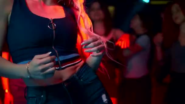 Güzel Genç Bir Kız Gece Kulübünde Dans Ederken Kıvranıyor — Stok video