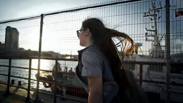 Mooi Jong Meisje Paardrijden Een Longboard Aan Waterkant Van Havenstad — Stockvideo