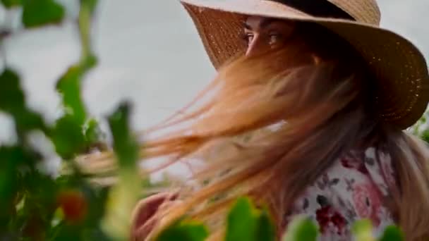 Menina Bonita Vira Para Câmera Desenvolve Seu Cabelo Slomotion Toscana — Vídeo de Stock
