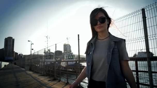 Pretty Girl Sunglasses Breakwater Ocean Port City Sunset Slow Motiona — Stock Video