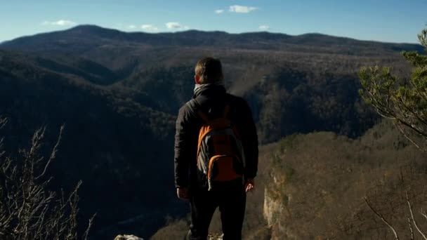 Toto Video Muž Okraji Propasti Horách Natáčí Stabilizačním Posuvníkem — Stock video