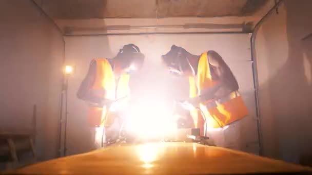 Svarta Ingenjörer Arbetar Med Svetsning Metall Mörk Atmosfär — Stockvideo