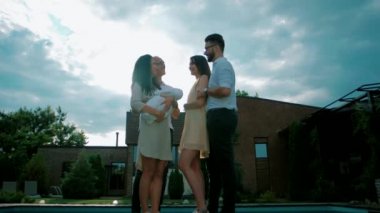 Modern bir kır evinde büyük bir havuz.