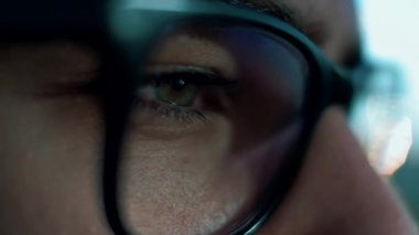 Gözlüklü bilgisayar korsanı.