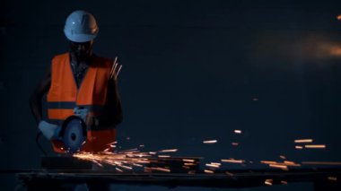 Siyahi mühendisler karanlık bir atmosferde kaynak yapmak için çalışıyorlar..