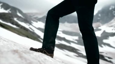 Dağcı buzula tırmanırken kırıldı ve mucizevi bir şekilde bir buz baltası yakaladı. Hayati riski olan bir atış.