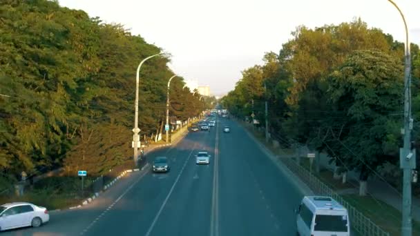 在城市环境中 汽车在公路上加速行驶 时间流逝 — 图库视频影像