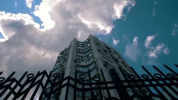 Gran Edificio Gran Altura Fondo Nubes Voladoras Tiempo Soleado — Vídeos de Stock