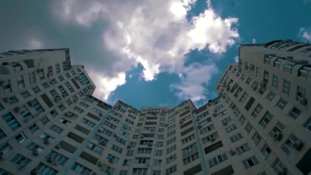 Крупное Жилое Здание Красивой Полумраковой Архитектурой Фоне Летящих Облаков — стоковое видео