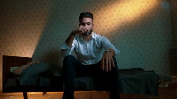 Mladý Muž Sedí Posteli Svém Pokoji Velmi Ustaraný Smutný — Stock video