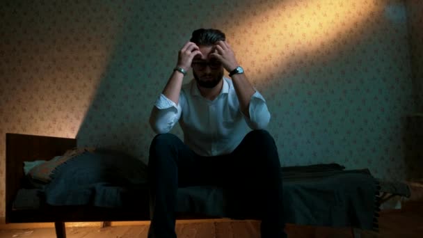 Hombre Con Gafas Con Barba Sienta Sofá Una Pequeña Familia — Vídeos de Stock