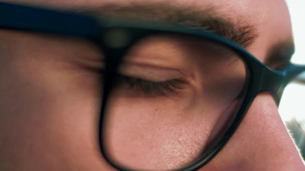 Κοντινό Πλάνο Ενός Συγκεντρωμένου Βλέμματος Ενός Νεαρού Άνδρα Γυαλιά Για — Αρχείο Βίντεο