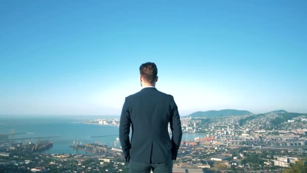 Pria Berjaket Berdiri Atas Bukit — Stok Video