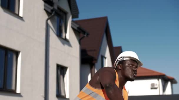 Muskulöser Schwarzer Bauarbeiter Schwingt Auf Einer Baustelle Den Hammer — Stockvideo