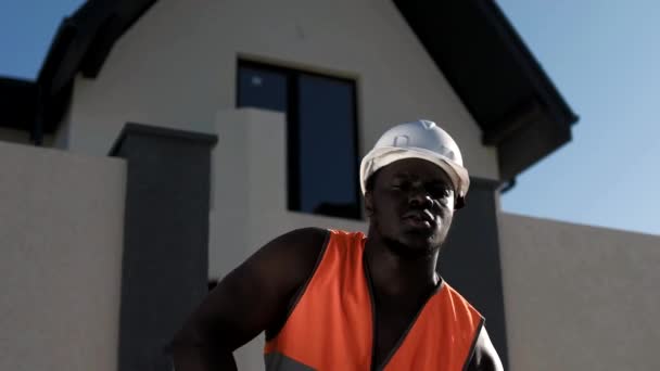 Fuerte Ingeniero Afroamericano Balanceando Martillo Sitio Construcción — Vídeos de Stock