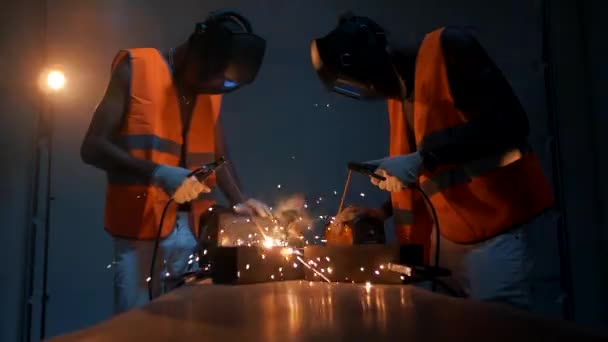 Dwóch Spawaczy Pracuje Specjalnych Jednorodnych Spawanych Konstrukcjach Metalowych Iskry Latają — Wideo stockowe