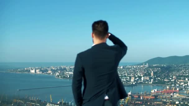 Zielstrebiger Manager Sakko Steht Und Betrachtet Die Stadt Vom Gipfel — Stockvideo