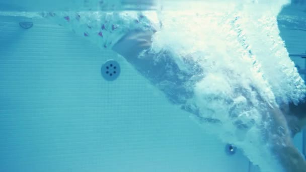 Ένας Άντρας Κολυμπάει Στην Πισίνα Του Θέρετρου Ένα Ξενοδοχείο — Αρχείο Βίντεο