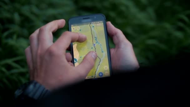 Hiker Traccia Percorso Attraverso App Mappa Sul Telefono Controlla Ora — Video Stock