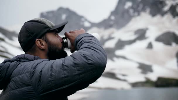 Альпинист Высоко Горах Пьет Чистую Холодную Воду Горного Источника — стоковое видео