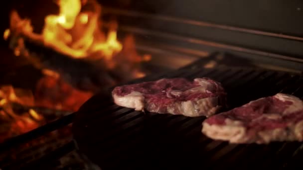 Aşçı Adam Koca Bir Parça Etten Biftek Kesiyor — Stok video