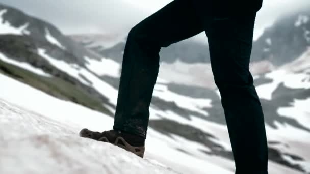 Escalador Rompió Escalar Glaciar Milagrosamente Cogió Hacha Hielo Disparo Con — Vídeo de stock